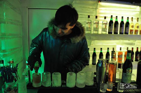 O barman do Glaciobar serve aos seus clientes, em El Calafate, no sul da Argentina